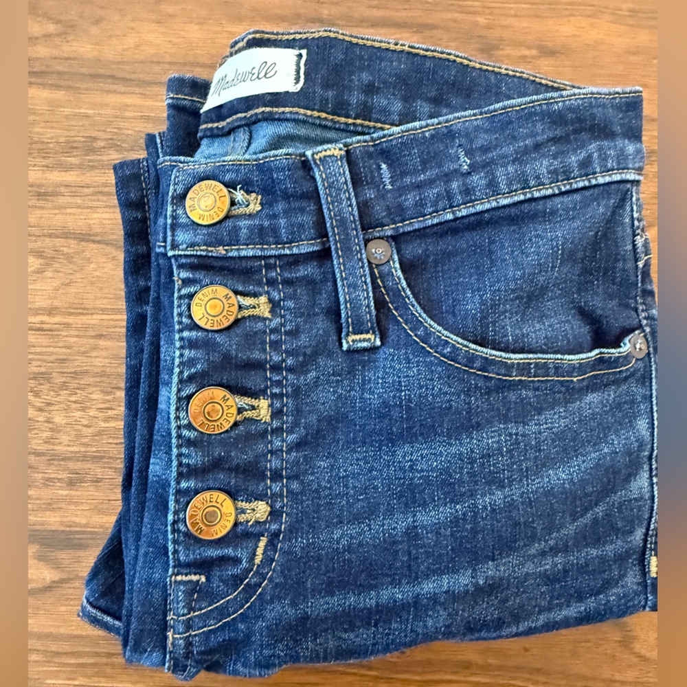 The Madewell 9" Mid-Rise Skinny Jeans in Hayes Wash: Button-Front Edition - Picture 15 of 16